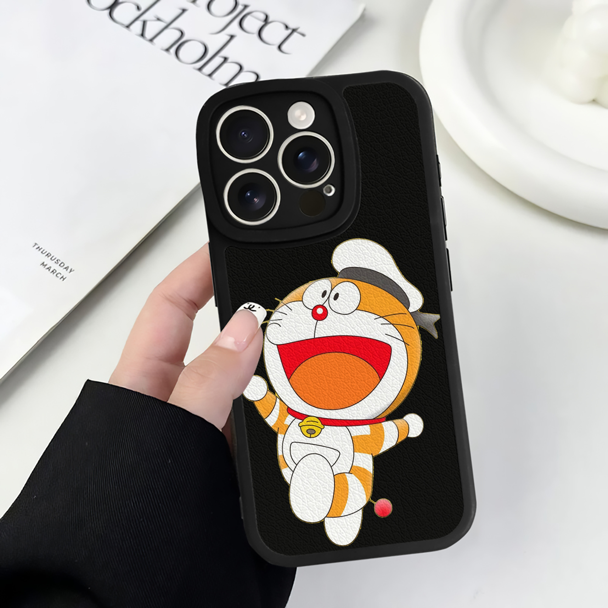 （画像用） ドラえもん Doraemon 【iPhone 16シリーズ対応】シリコンスマホケース（レザー調） 材質：シリコン